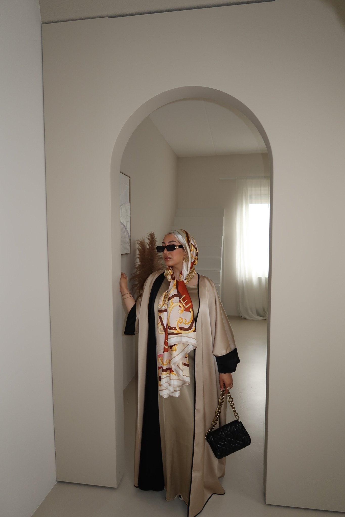 PLIEGUÉ Black X Beige - Premium Abaya’s from Sahara Soirée - Just €90! Shop now at Sahara Soirée