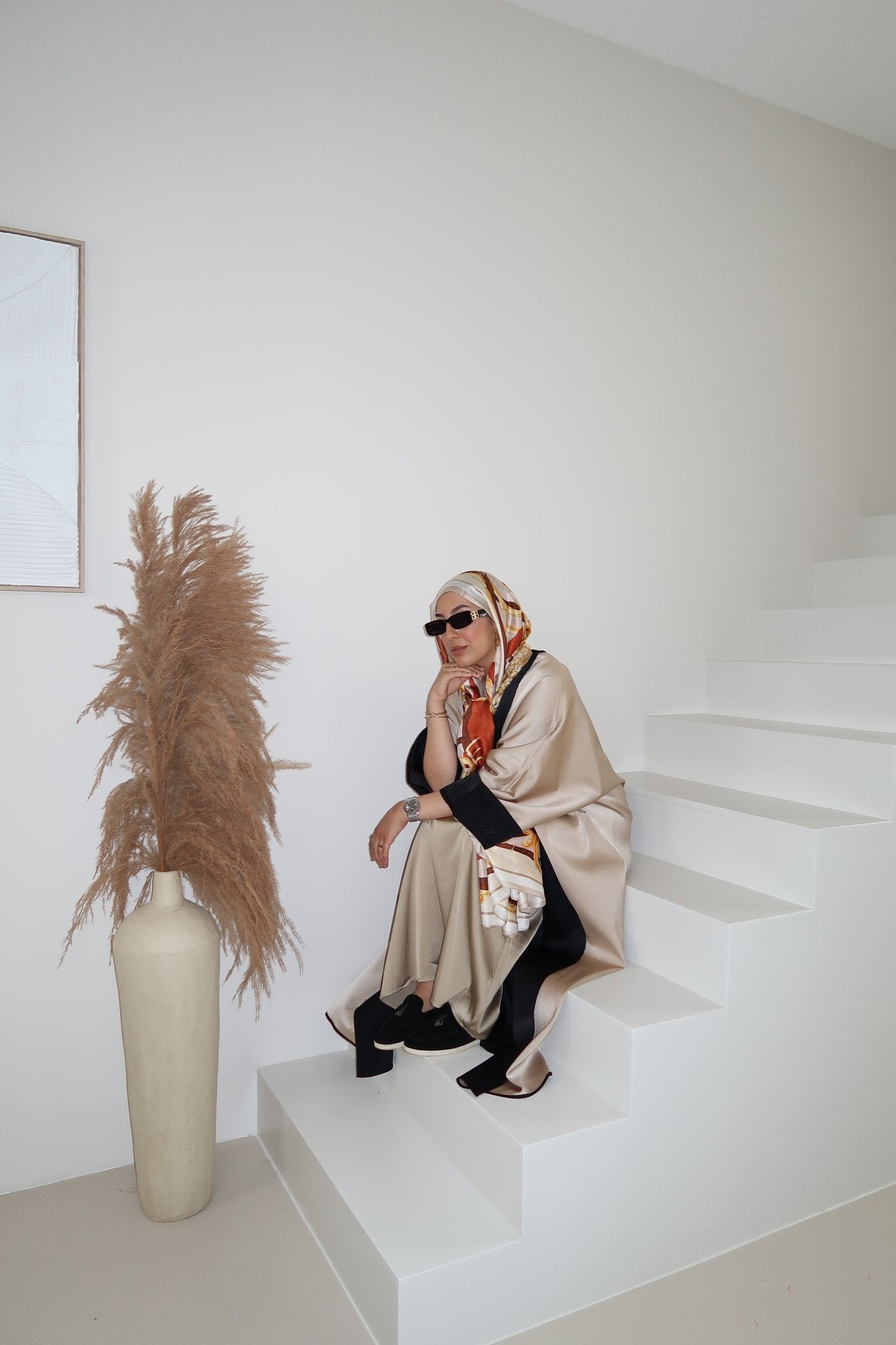 PLIEGUÉ Black X Beige - Premium Abaya’s from Sahara Soirée - Just €90! Shop now at Sahara Soirée