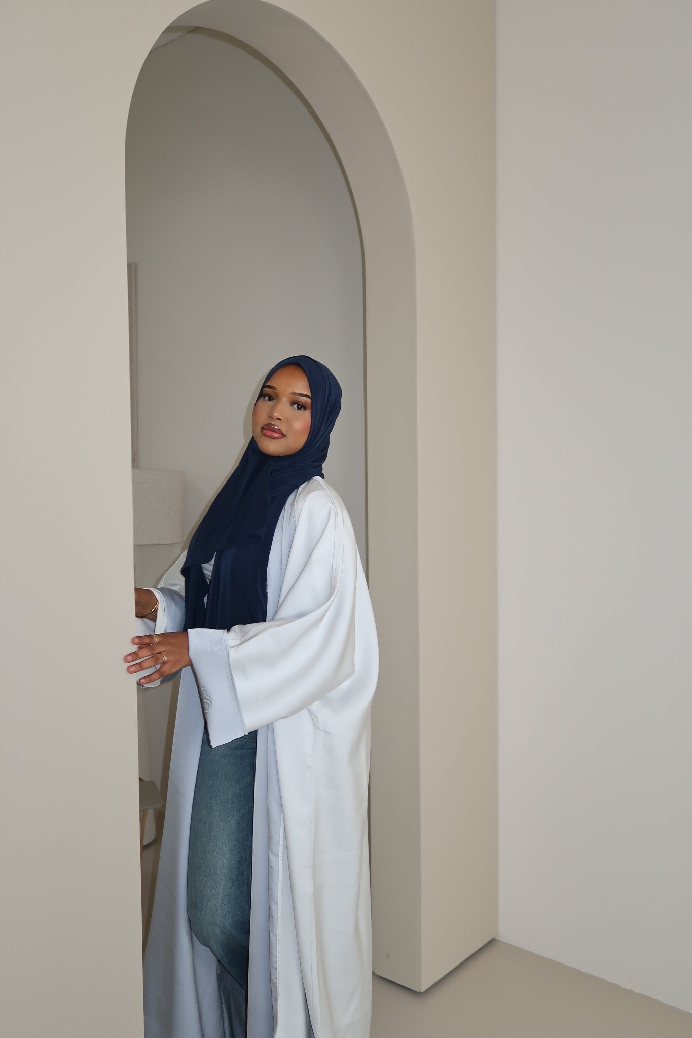 PLIEGUÉ Icey Blue X White - Premium Abaya’s from Sahara Soirée - Just €90! Shop now at Sahara Soirée