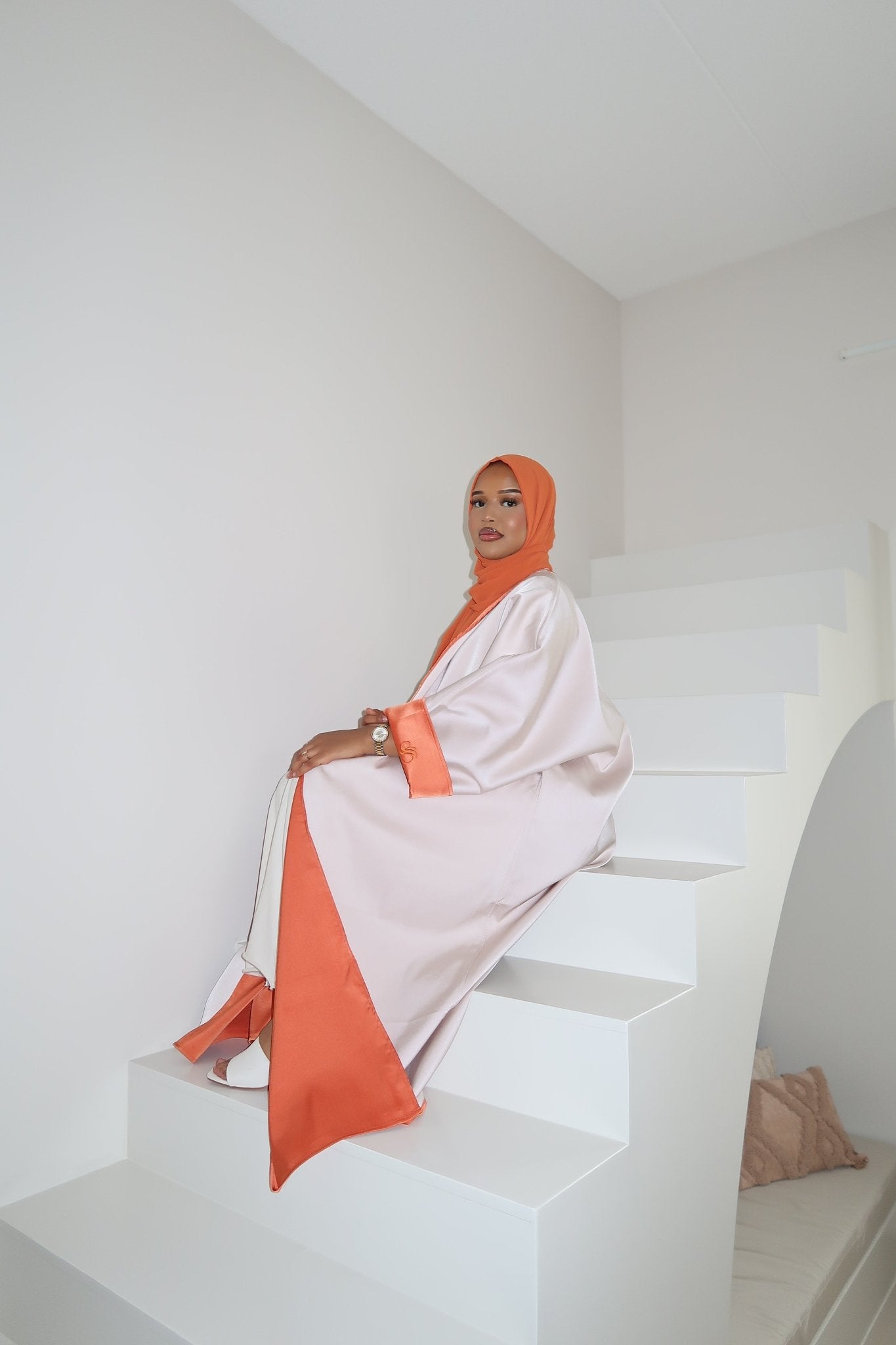 PLIEGUÉ Orange X Crème - Premium Abaya’s from Sahara Soirée - Just €90! Shop now at Sahara Soirée